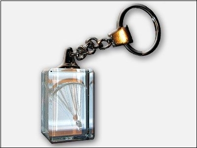 Cubo di vetro portachiavi con paracadutista Cubo di vetro portachiavi con paracadutista